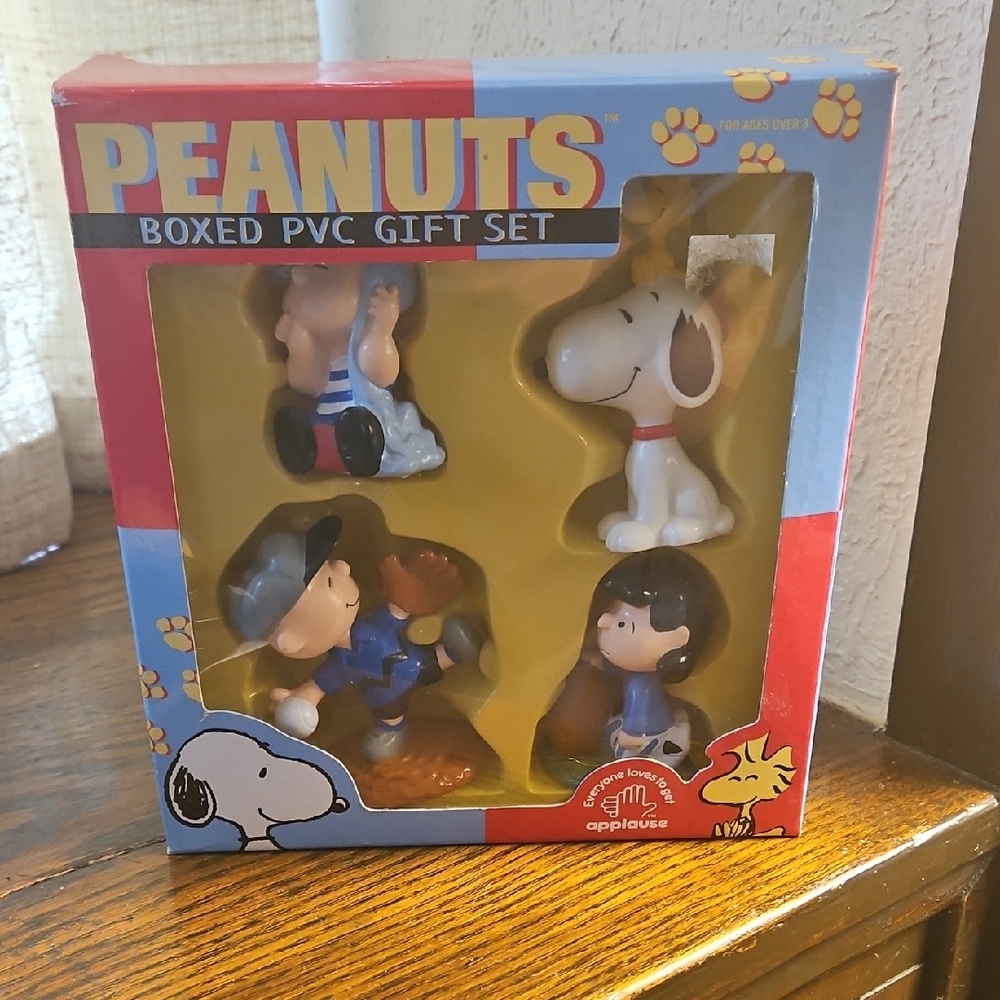 Peanuts PVC Figure Set with Red and Blue Box